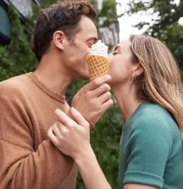 Couple sharing an ice cream cone on a date, Stir #1 dating app for single parents.